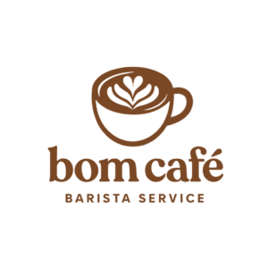 Logotipo oficial da Bom Café Eventos com ilustração de uma xícara de café marrom com latte art de coração e o texto bom café Barista Service.
