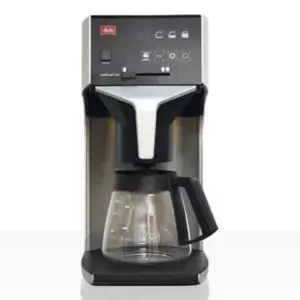 Cafeteira elétrica Melitta preta e prata com jarra de vidro transparente, equipamento utilizado nas operações de café coado da Bom Café Eventos.