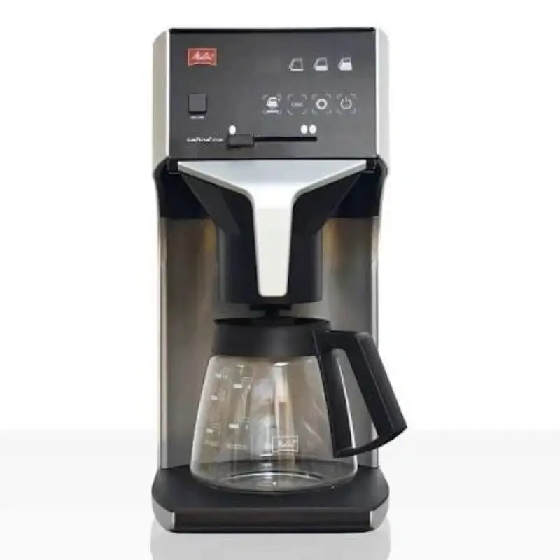 Cafeteira elétrica Melitta preta e prata com jarra de vidro transparente, equipamento utilizado nas operações de café coado da Bom Café Eventos.