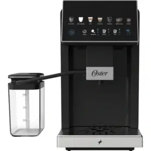 Máquina de café expresso automática Oster preta com detalhes em prata, painel digital iluminado com opções de bebidas e reservatório de leite acoplado, parte do catálogo da Bom Café Eventos.